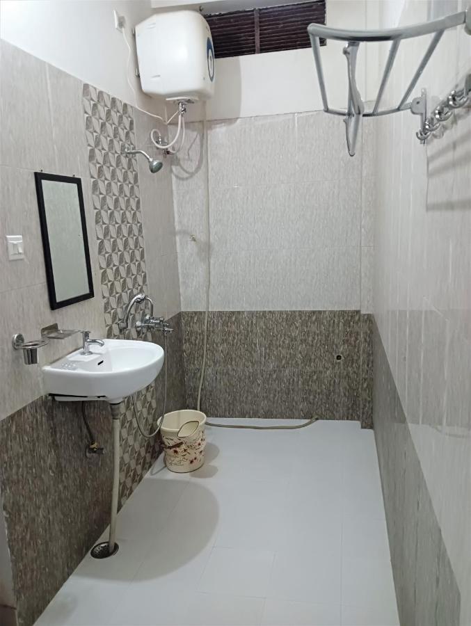Varuna Palace-Fully Vaccinated Staff Varanasi Exterior photo